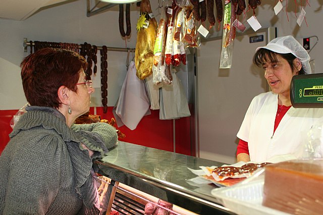 Begoña García Retegui charla con una trabajadora en el mercado de abastos de Mazarrón