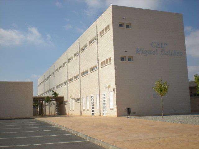 La Escuela Oficial de Idiomas mantiene su ubicación en el colegio Miguel Delibes