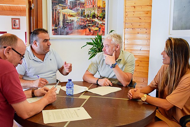 El alcalde renueva el compromiso del Ayuntamiento con la Cofradía de Pescadores de Puerto de Mazarrón