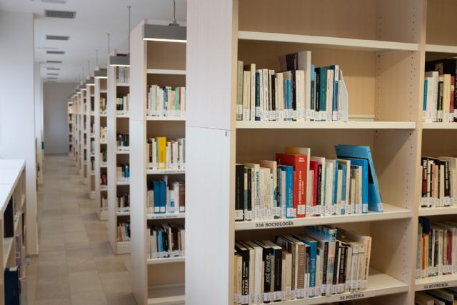 El ayuntamiento dona una selección de libros a la biblioteca toledana que perdió sus fondos bibliográficos en una riada