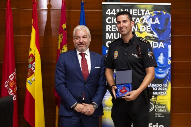 La Vuelta Ciclista a la Región de Murcia ha homenajeado a las Policías Locales, Guardia Civil y los distintos componentes de la seguridad en carretera