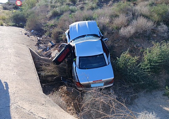 Servicios de emergencias atienden un accidente en la RM332, Mazarrón