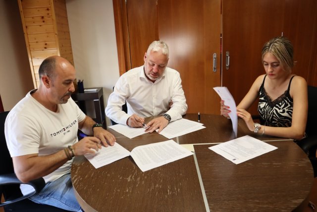 Firma de convenios de colaboración con la Sociedad de Cazadores de La Purísima y el golfista, Ángel Pérez