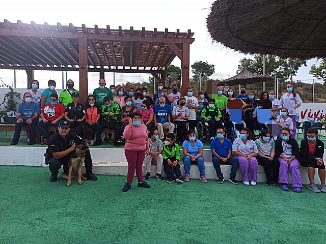 Usuarios y monitores del centro de día reciben la visita de la unidad canina de la Policía Local de Mazarrón