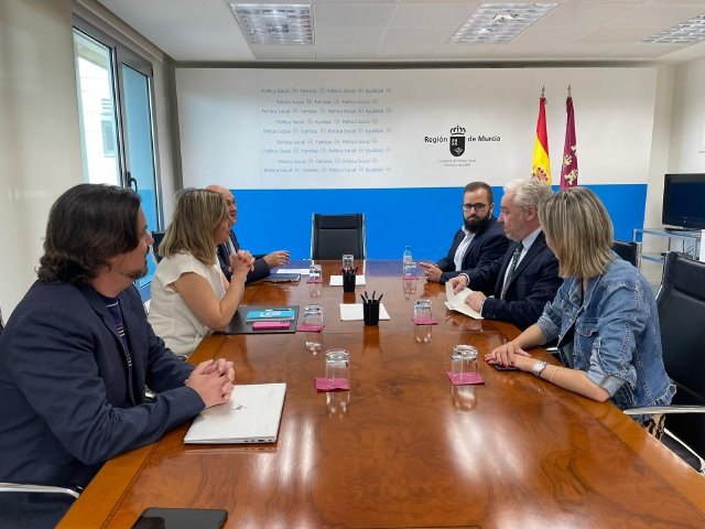 El alcalde de Mazarrón se reúne con la consejera de Política Social sobre la llegada de menores migrantes a la residencia de El Peñasco